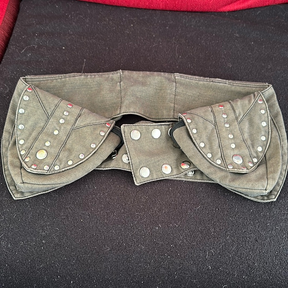 Mishu brand festival belt with four zipper pockets, and two hidden pockets